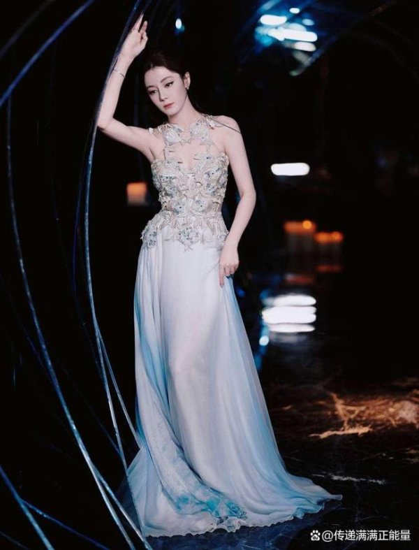 牛牛配 迪丽热巴这是看到美女了 自信美出圈